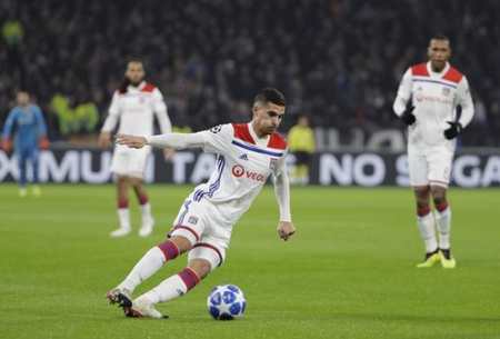 山东泰山今天下午在基地举行球迷开放日，一百多名球迷到场（山东泰山基地今日下午向球迷开放，百余名球迷到场）