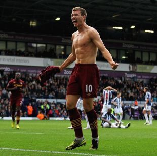 C罗一家海边度假，乔治娜晒比基尼展示性感身材（C罗携家人海边度假，乔治娜比基尼亮相秀火辣曲线）